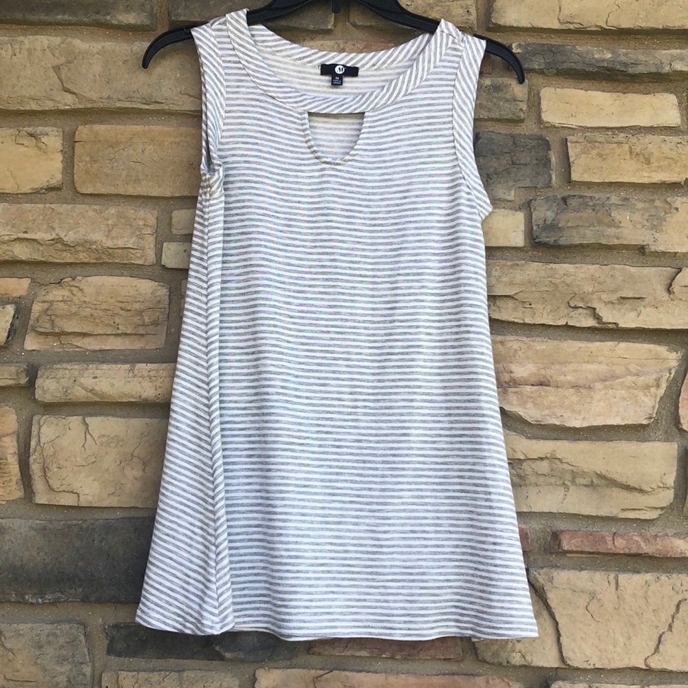 White and grey striped key hole flowy tank